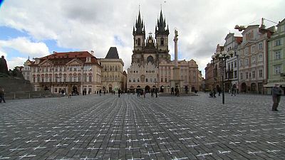 Praga ricorda un anno di pandemia 