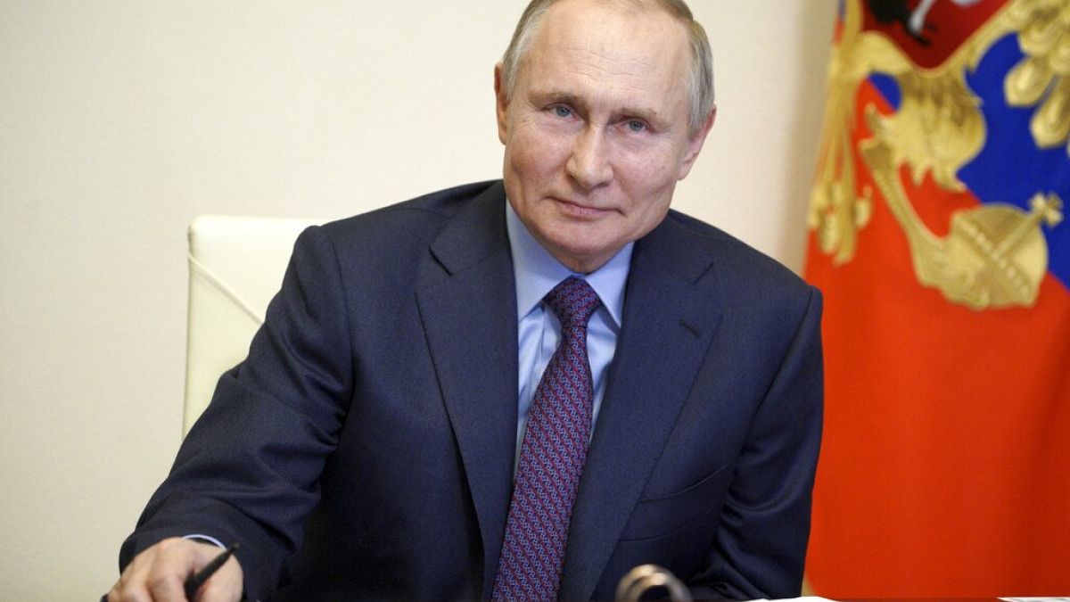 Der russische Präsident Wladimir Putin verfolgt ein Treffen mit Regierungsvertretern per Videokonferenz in der Novo-Ogaryovo Residenz außerhalb von Moskau, 22.03.2021