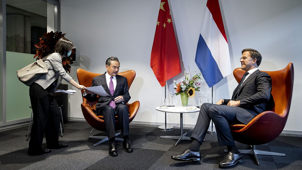 من لقاء سابق جمع بين وزير الخارجية الصيني وانغ يي، ورئيس الوزراء الهولندي مارك روته 