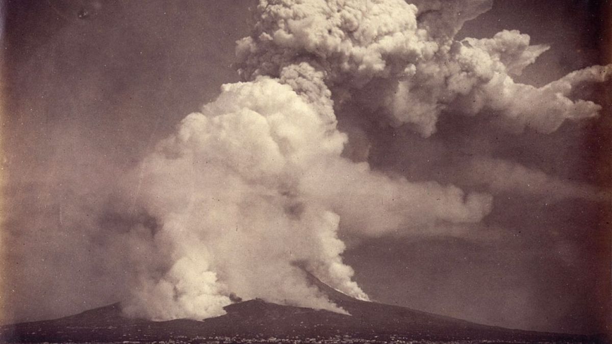 فوران آتشفشان وزوو در ایتالیا مشرف به شهر پمپی‌ در سال ۱۸۷۲
