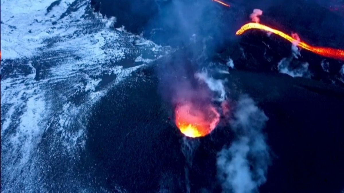 شاهد: سياح يبحثون عن المغامرة بالقرب من فوهة بركان ثائر في روسيا 
