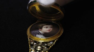Sale a subasta una colección de joyas de luto de la reina Victoria