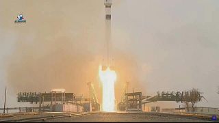 صاروخ روسي من طراز سويوز ينطلق من قاعدة بايكونور الفضائية في كازاخستان ويحمل 38 قمرا صناعيا أجنبيا