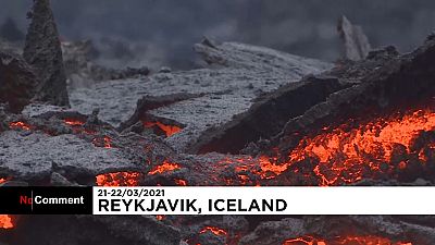 İzlanda'da turistler 6 bin yıl sonra lav püskürten yanardağ çevresini gezdi