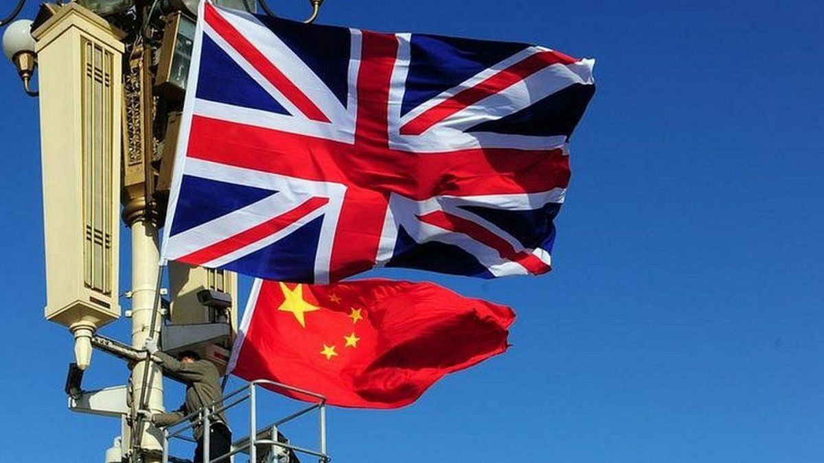 Birleşik Krallık ve Çin bayrakları