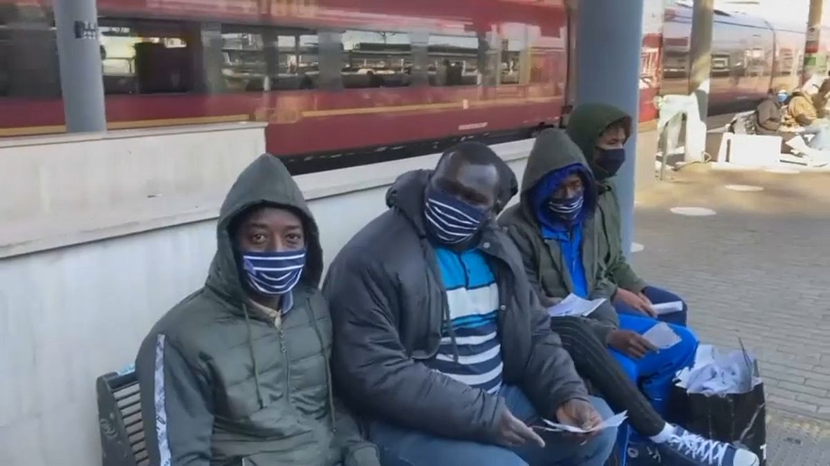 مهاجرون ينتظرون القطار في إيطاليا للذهاب إلى فرنسا 