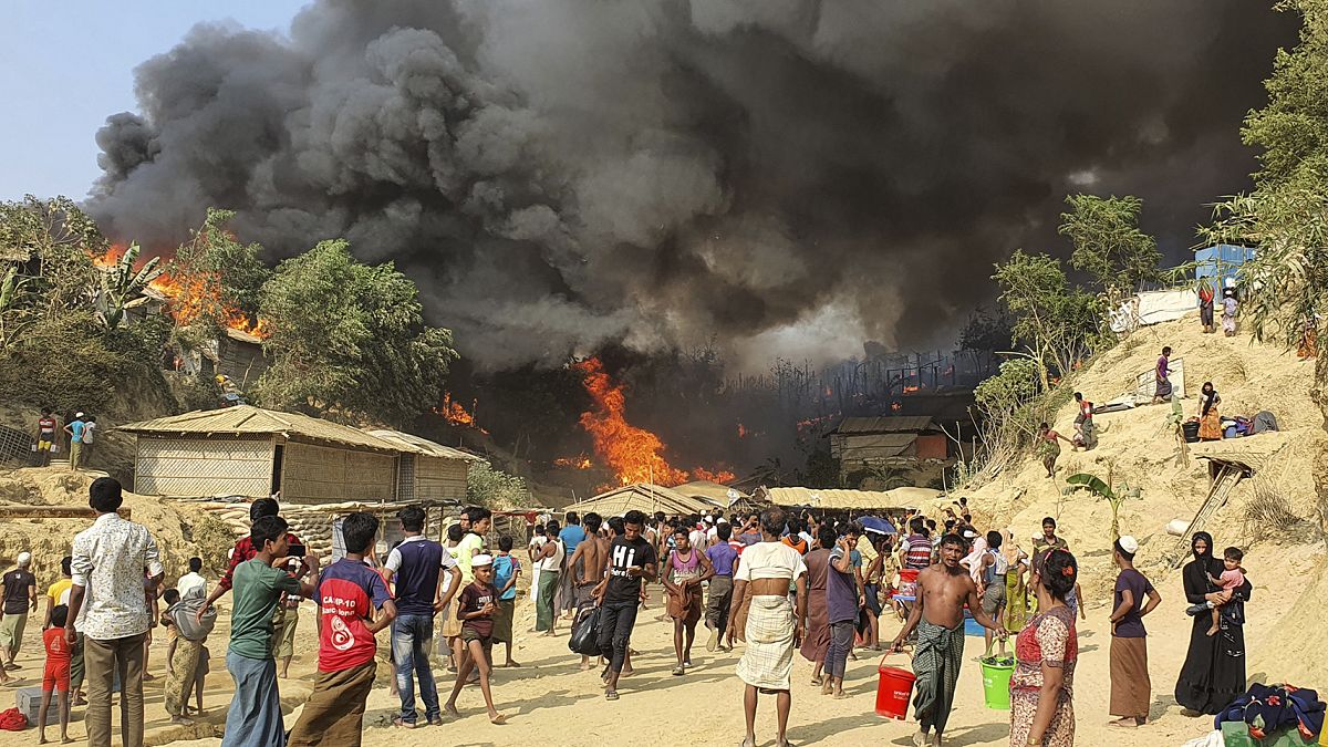 Bangladeş'te Rohingya mültecilerin (Arakanlı Müslümanlar) kaldığı Cox Bazar'daki Balukhali kampında yangın çıktı