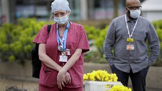 بريطانيا تحيي ذكرى ضحايا الوباء بعد عام على فرض أول إغلاق