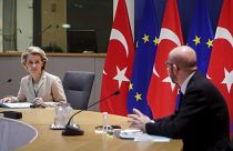 أورسولا فون دير لاين وتشارلز ميشال في اجتماع عبر الفيديو مع إردوغان في مبنى المجلس الأوروبي في بروكسل، 19 مارس  2021