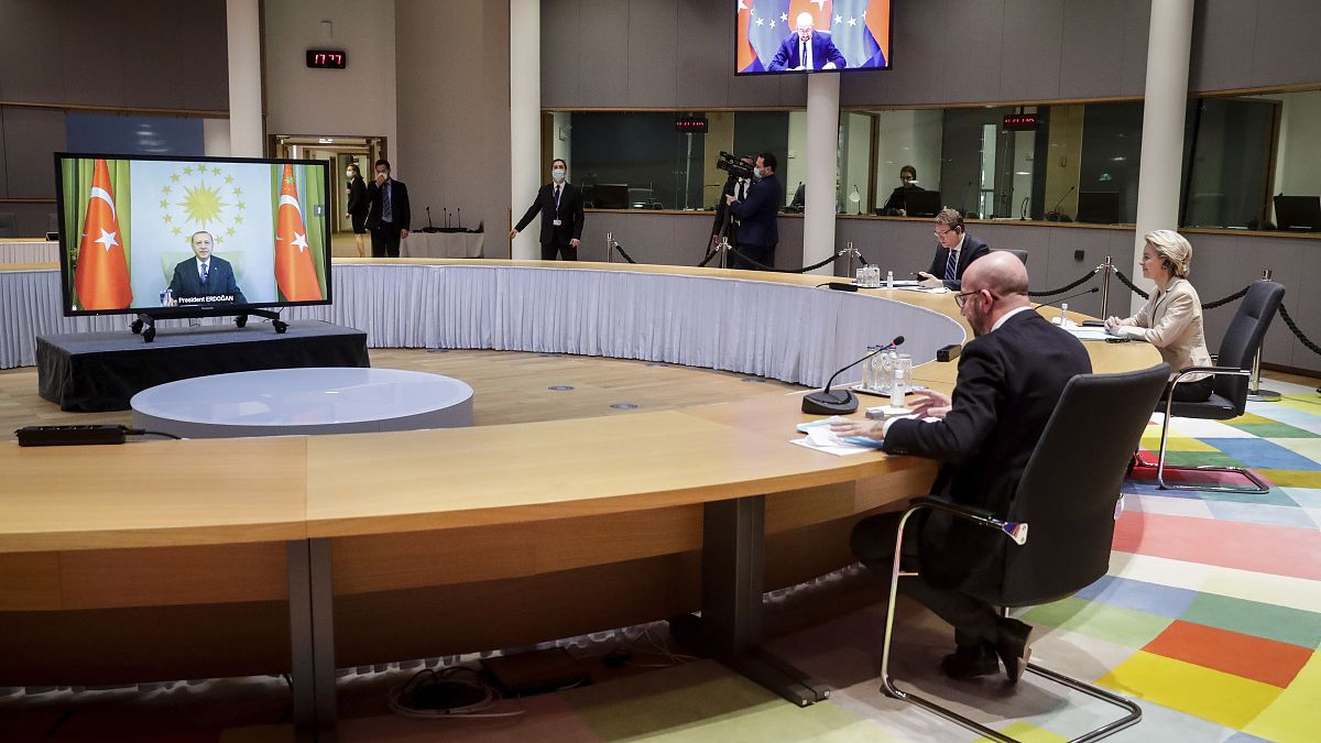  رئيسة المفوضية الأوروبية أورسولا فون دير لاين  ورئيس المجلس الأوروبي  شارل ميشال  خلال جتماع عبر الفيديو مع الرئيس التركي رجب طيب أردوغان /19 مارس 2021