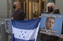 Varias personas exigen la extradición del presidente de Honduras para que sea juzgado en Estados Unidos.
