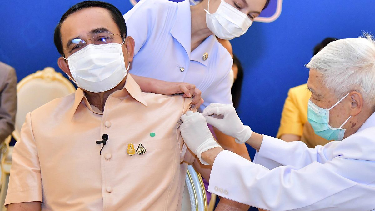 Oltás koronavírus elleni vakcinával Bangkokban 