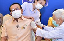 Oltás koronavírus elleni vakcinával Bangkokban