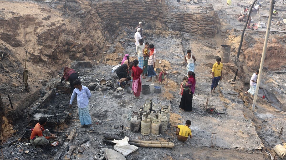 Incêndio devastador em campo de refugiados Rohingya