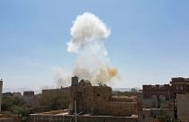 دخان يتصاعد فوق قاعدة عسكرية في صنعاء إثر غارة جوية سعودية. 2021/03/07