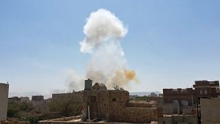 دخان يتصاعد فوق قاعدة عسكرية في صنعاء إثر غارة جوية سعودية. 2021/03/07