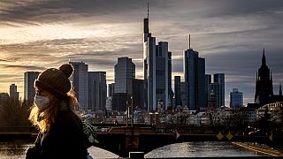 Eine Frau mit Maske in Frankfurt - vor dem Osterlockdown