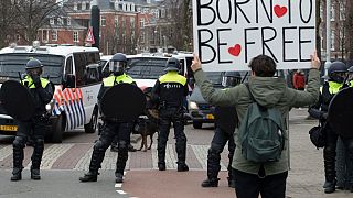 Un manifestante protesta en Amsterdam contra las restricciones (21/03/2021)