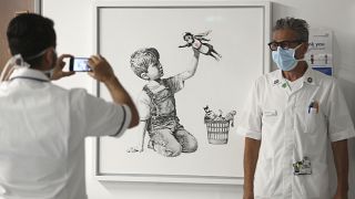 Pfleger machen Photos mit Banksy-Bild im Southampton General Hospital
