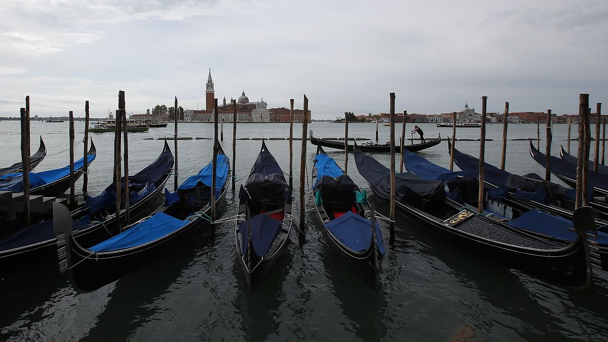 13 marzo 2021, Venezia: gondole ancorate al Canal grande