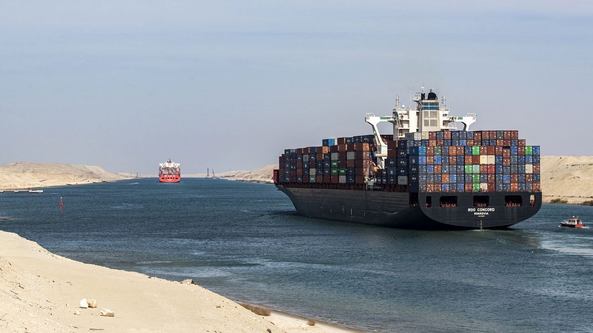 Πλοίο μεταφοράς εμπορευματοκιβωτίων μπλόκαρε τη Διώρυγα του Σουέζ