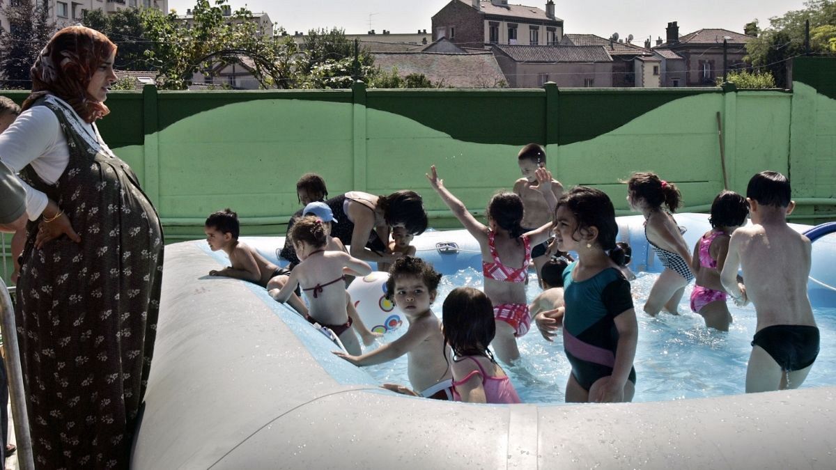 استفاده کودکان از استخرهای موقت تابستانی در حومه شمالی پاریس