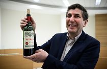 Philippe Darriet, direttore dell'unità di ricerca enologica Institute of Vines, Science and Wine (ISVV), con in mano la bottiglia di Petrus che ha passato mesi nello spazio