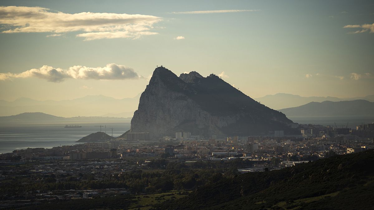 El Peñón de Gibraltar fotografiado desde la ciudad española de La Línea el lunes 4 de enero de 2021. 