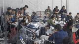 Администрацию Байдена критикуют за ситуацию с мигрантами в Техасе