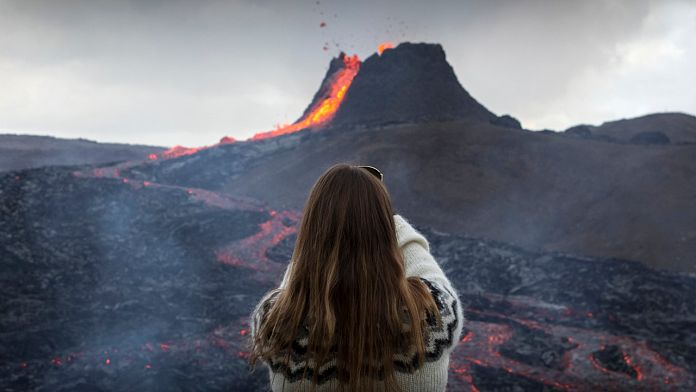 Faszination Vulkan: Schaulustige stehen Schlange für den Lavastrom