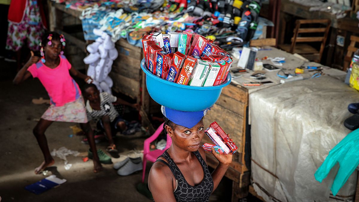 Vendedora ambulante em mercado de Luanda (arquivo)