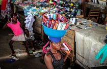Vendedora ambulante em mercado de Luanda (arquivo)