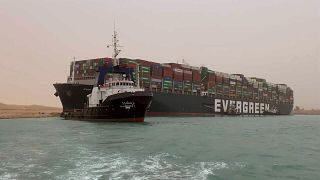  سفينة حاويات عملاقة علقت أثناء عبورها الممرّ المائي الذي يربط بين البحرين الأحمر والمتوسط