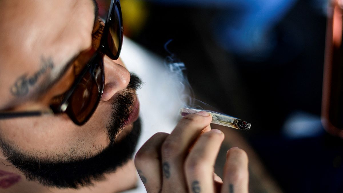 Photo d'illustration : un homme fume un joint à Mexico, la capitale du Mexique, le 9 mars 2021 