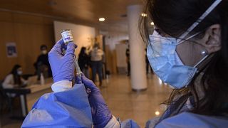 Avrupa Komisyonu İngiltere'ye aşı ihracatını yasaklama tehdidinde bulunmuştu