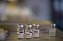União Europeia e Reino Unido abertos à "cooperação" na batalha das vacinas