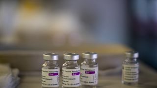 União Europeia e Reino Unido abertos à "cooperação" na batalha das vacinas