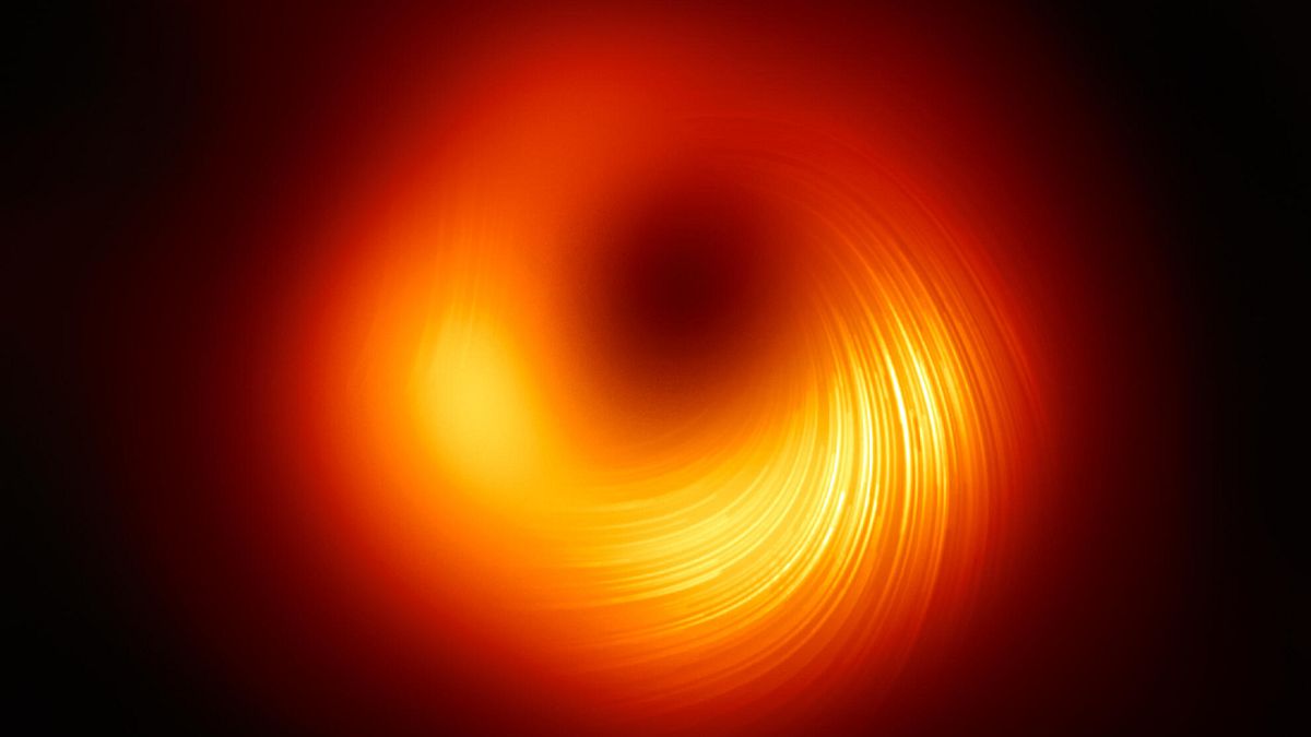 Dünya'dan 55 milyon ışık yılı uzaklıktaki M87 galaksisinin merkezinde yer alan bir kara deliğin etrafındaki manyetik alan görüntülendi.
