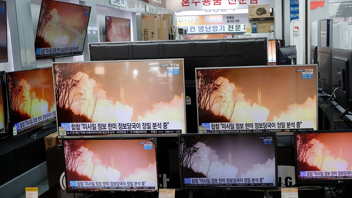 Nachrichtenprogramm in Südkorea berichtet über Nordkoreas Raketentest, Schaufenster eines Elektrofachgeschäfts, Seoul, Südkorea, 25.03.2021