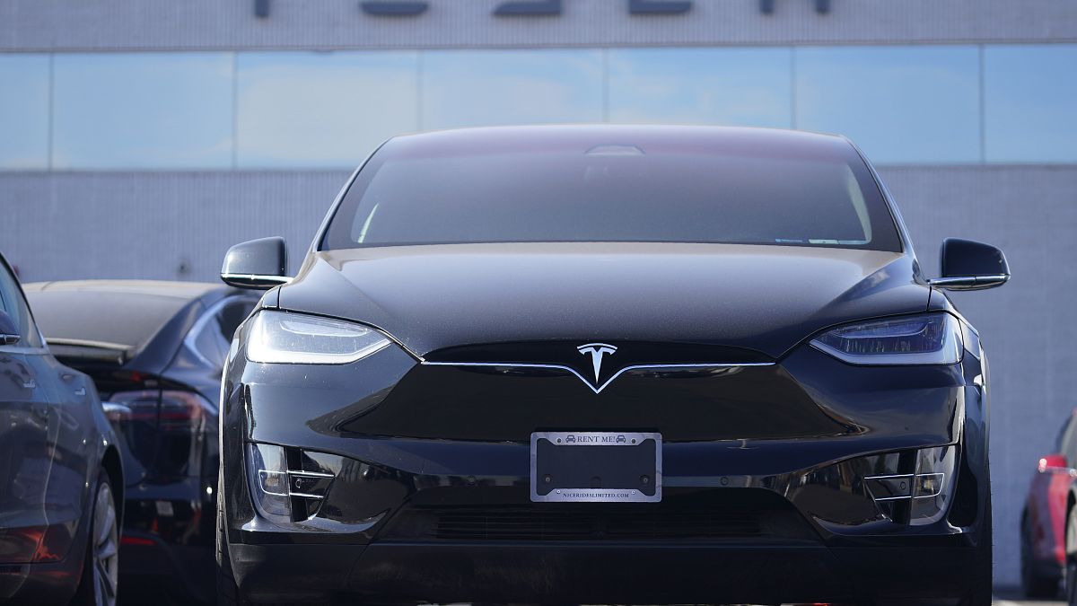 Ein Tesla-Modell steht in einem Autohaus