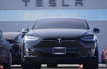 Ein Tesla-Modell steht in einem Autohaus