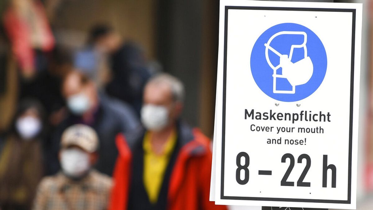 Schild in einer Fußgängerzone in Frankfurt erinnert an die Maskenpflicht, 28.10.2020