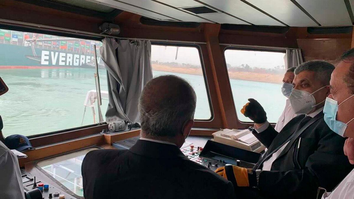 الفريق أسامة ربيع، رئيس هيئة قناة السويس، يتحدث إلى موظفين في الهيئة على متن قارب بالقرب من إيفر غيفن الأربعاء، 24 مارس 2021.