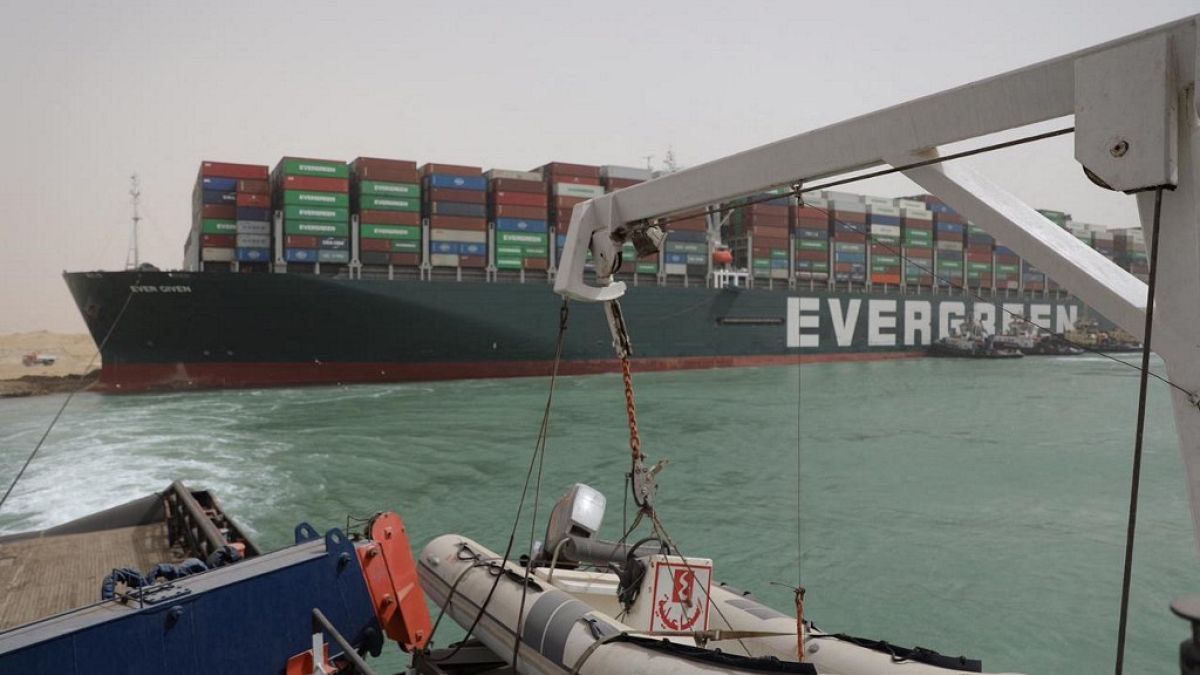 Süvey Kanalı'nda karaya oturarak deniz ulaşımının durmasına neden olan yük gemisi