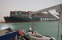Süvey Kanalı'nda karaya oturarak deniz ulaşımının durmasına neden olan yük gemisi