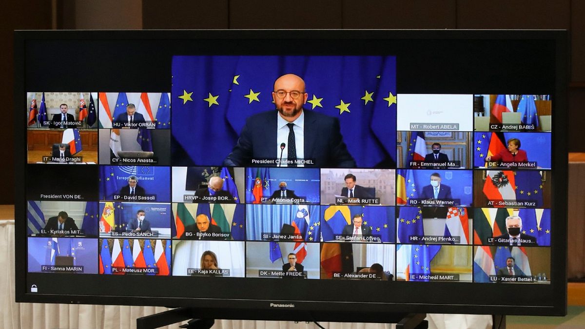 رئيس المجلس الأوروبي شارل ميشال يتحدث مع قادة الاتحاد الأوروبي عبر الفيديو  خلال قمة الاتحاد الأوروبي في مبنى المجلس الأوروبي في بروكسل ، الخميس 25 مارس 2021