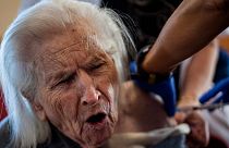 Uma idosa é vacina contra a Covid-19 em Barcelona, Espanha