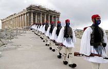 Membres de la garde présidentielle défilant devant le Parthénon à Athènes, à l'occasion du bicentenaire de l'indépendance de la Grèce - 25/03/2021