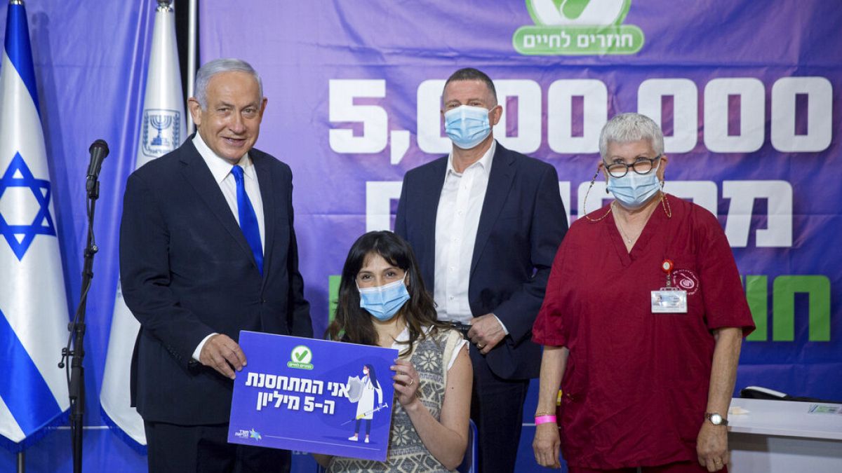  رئيس الوزراء الإسرائيلي بنيامين نتنياهو ووزير الصحة يولي إدلشتاين يلتقيان بالشخص الإسرائيلي  رقم 5 ملايين تلقى تطعيمه في إسرائيل، 8 آذار / مارس، 2021
