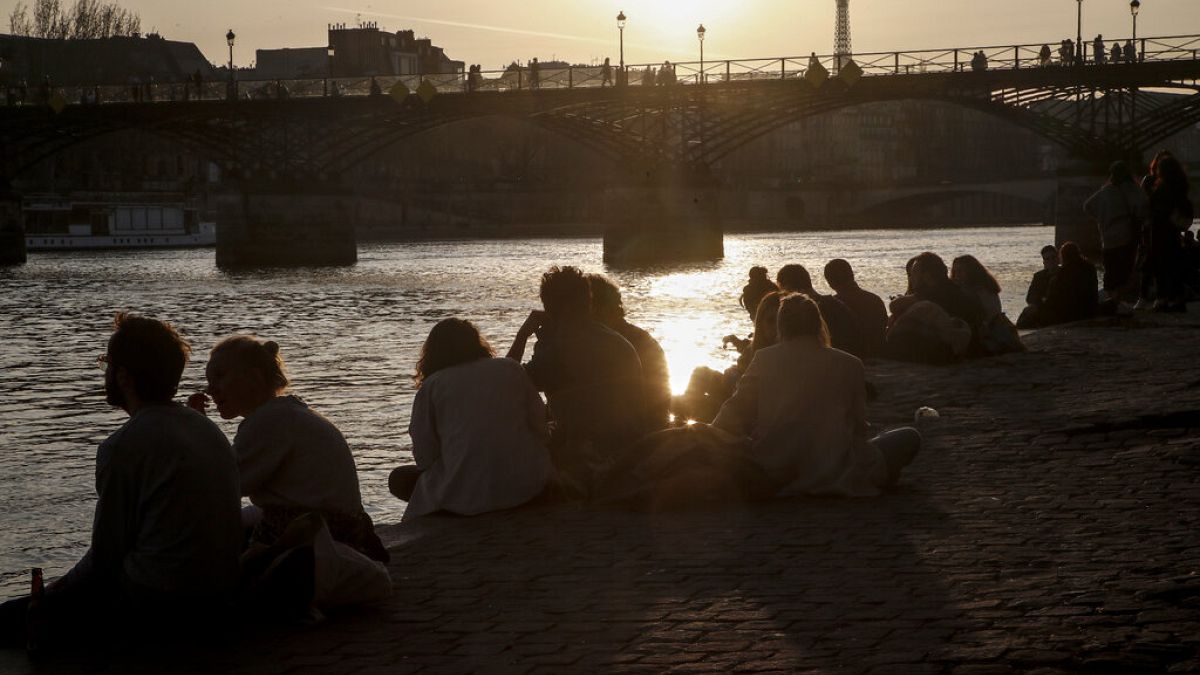 Am Ufer der Seine in Paris im März 2021